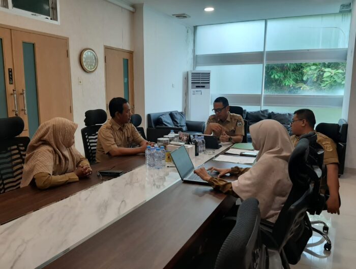 Plt. Kepala Biro Pemkesra Sulbar, Murdanil, memimpin rapat pemantapan penyaluran beasiswa Pemprov Sulbar 2025 di ruang rapat Biro Pemkesra, Selasa (19/8/2025).