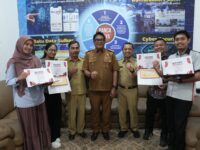 Humas Pemprov, Kepala DKP Sulbar, Suyuti Marzuki (tengah), berfoto bersama para pemenang Lomba Video Pendek usai penyerahan sertifikat penghargaan di Kantor Dinas Kominfo SP Sulbar, Selasa (19/8/2025).