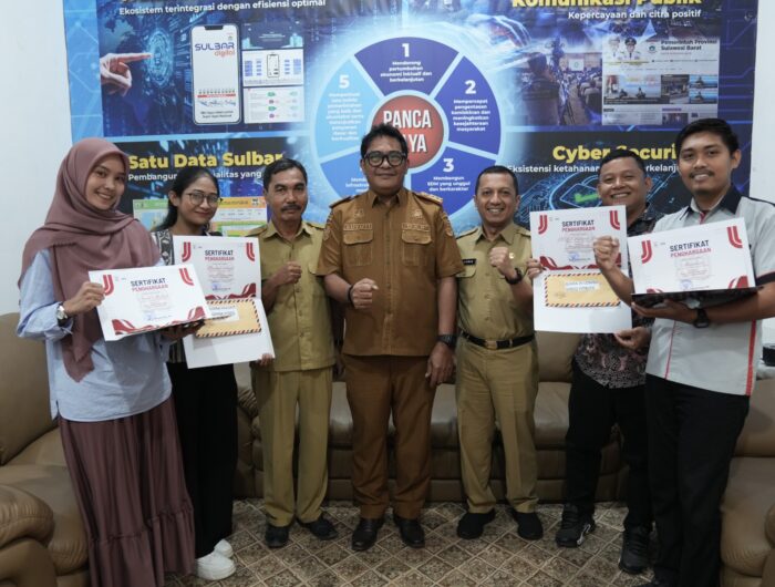 Humas Pemprov, Kepala DKP Sulbar, Suyuti Marzuki (tengah), berfoto bersama para pemenang Lomba Video Pendek usai penyerahan sertifikat penghargaan di Kantor Dinas Kominfo SP Sulbar, Selasa (19/8/2025).