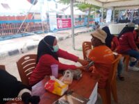 Humas Pemprov, Panitia bersama Dinkes Polman gelar pemeriksaan kesehatan bagi seluruh peserta Passandeq jelang pelaksanaan lomba perahu Sandeq Silumba 2025, di Pantai Bahari Polman, Rabu (20/8/2025).