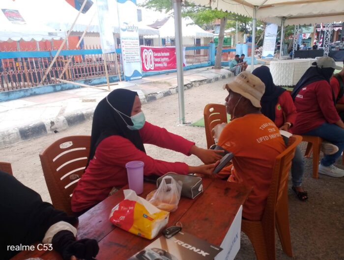 Humas Pemprov, Panitia bersama Dinkes Polman gelar pemeriksaan kesehatan bagi seluruh peserta Passandeq jelang pelaksanaan lomba perahu Sandeq Silumba 2025, di Pantai Bahari Polman, Rabu (20/8/2025).