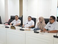 Wali Kota Makassar, Munafri Arifuddin, bersama jajaran Dinas Kesehatan mengikuti penyerahan Sertifikat Eliminasi Bebas Frambusia secara virtual di Balai Kota Makassar, Rabu (20/8/2025).