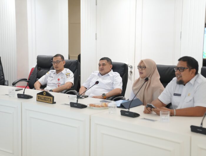 Wali Kota Makassar, Munafri Arifuddin, bersama jajaran Dinas Kesehatan mengikuti penyerahan Sertifikat Eliminasi Bebas Frambusia secara virtual di Balai Kota Makassar, Rabu (20/8/2025).
