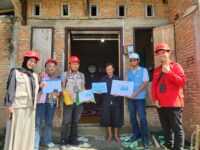 Petugas PLN ULP Wonomulyo bersama tim YBM PLN UP3 Mamuju menyerahkan bantuan sambungan listrik gratis dan paket sembako kepada salah satu warga penerima manfaat di Polewali Mandar, Rabu (20/8/2025).