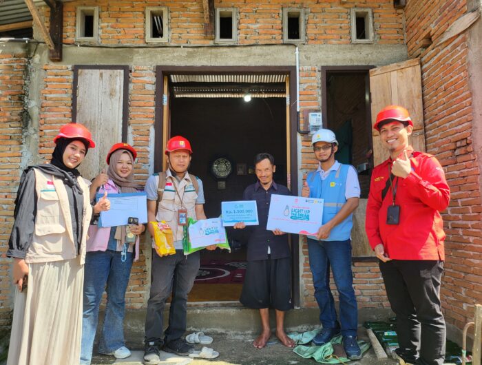 Petugas PLN ULP Wonomulyo bersama tim YBM PLN UP3 Mamuju menyerahkan bantuan sambungan listrik gratis dan paket sembako kepada salah satu warga penerima manfaat di Polewali Mandar, Rabu (20/8/2025).
