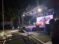Malam pembukaan Sandeq Silumba 2025, seniman lokal tampil mengenakan pakaian adat Mandar di panggung utama, Pantai Bahari, Polewali Mandar, Sulbar, Rabu (20/8/2025).
