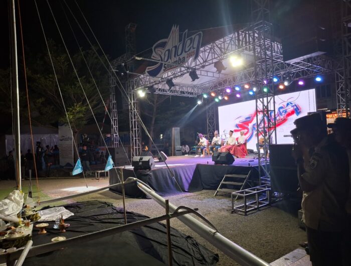 Malam pembukaan Sandeq Silumba 2025, seniman lokal tampil mengenakan pakaian adat Mandar di panggung utama, Pantai Bahari, Polewali Mandar, Sulbar, Rabu (20/8/2025).