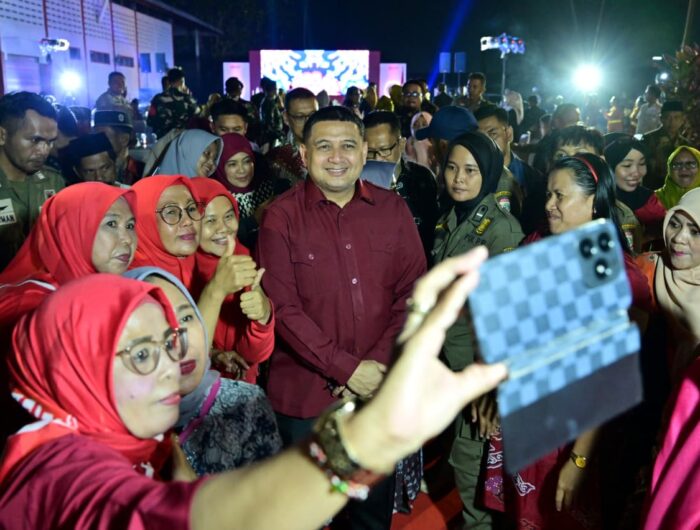 Wali Kota Makassar, Munafri Arifuddin, menghadiri pesta rakyat HUT ke-80 RI di Kecamatan Rappocini, berinteraksi dengan warga, dan menekankan pentingnya menjaga kebersihan serta mencegah banjir. Makassar, (20/8/2025).
