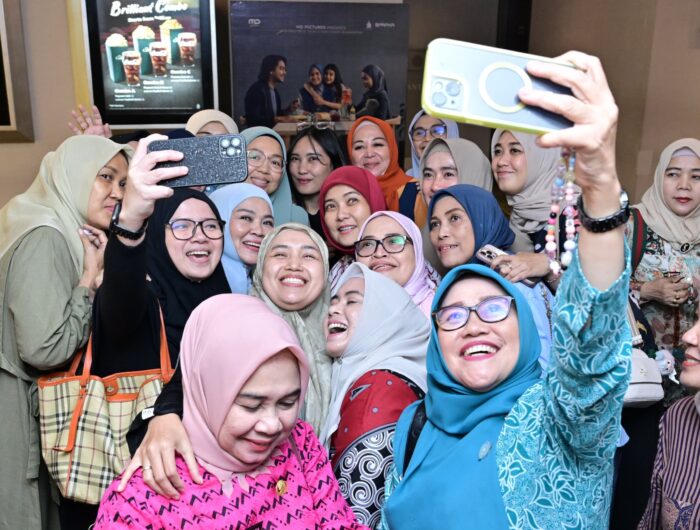 Wakil Wali Kota Makassar, Aliyah Mustika Ilham, bersama Ketua TP PKK Makassar, Melinda Aksa, dan para pengurus PKK berfoto bersama usai nonton bareng film Penantian Buah Hati di XXI Mall Ratu Indah Makassar, Kamis (21/8/2025).