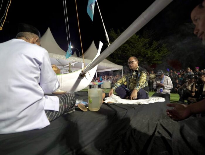 Suasana ritual Makkuliwa di malam pembukaan Sandeq Silumba 2025, Gubernur Sulbar, Suhardi Duka, bersama pemuka adat mengikuti doa di atas perahu, disaksikan warga, Pantai Bahari, Polman. Rabu (20/8/2025)
