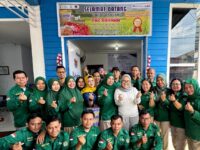 Bupati Mamuju Hj. Sitti Sutinah Suhardi bersama jajaran Dinas Ketahanan Pangan saat meresmikan Kios Pak Rahman di Kantor Dinas Ketapang, Jalan Nelayan, Karema, Jumat (22/8/2025).
