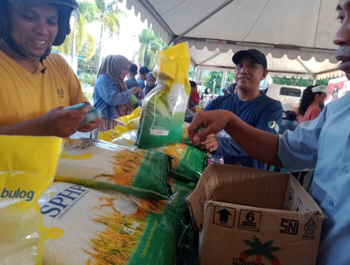 Warga padati Gerakan Pangan Murah di lapangan Ahmad Kirang Mamuju, Sulbar, Jumat (22/8/2025).