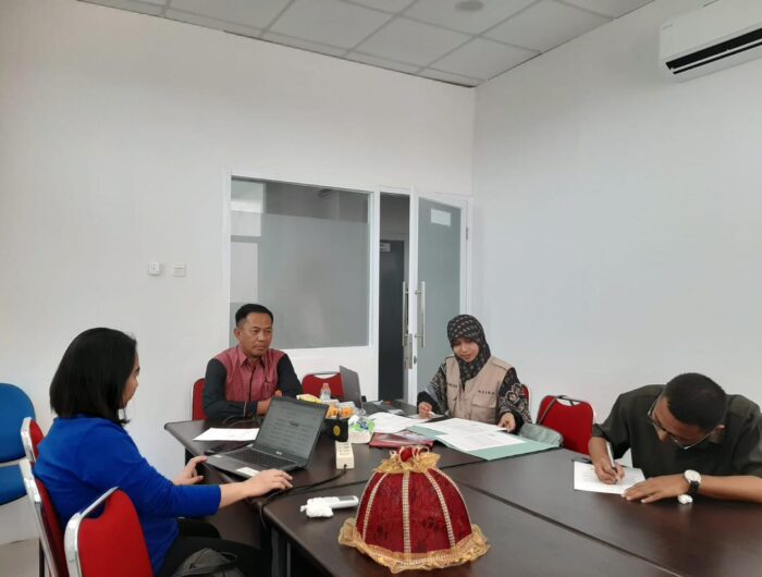 Suasana penandatanganan surat pernyataan penerima Beasiswa Kedokteran Unsulbar yang difasilitasi Pemprov Sulbar melalui Biro Pemkesra, Jumat (22/8/2025).