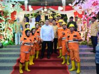 Wali Kota Makassar Munafri Arifuddin berfoto bersama petugas kebersihan seusai hadiri Pesta Rakyat di Panakkukang, Kamis (21/8/2025) malam.
