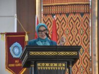 Humas Pemkab, Ketua TP PKK Provinsi Sulbar, Harsinah Suhardi, saat memberikan arahan usai melantik Ketua TP PKK, Ketua Pembina Posyandu, dan Ketua Dekranasda Kabupaten Mamuju masa jabatan 2025–2030 di Aula Kantor Bupati Mamuju, Jumat (22/8/2025).