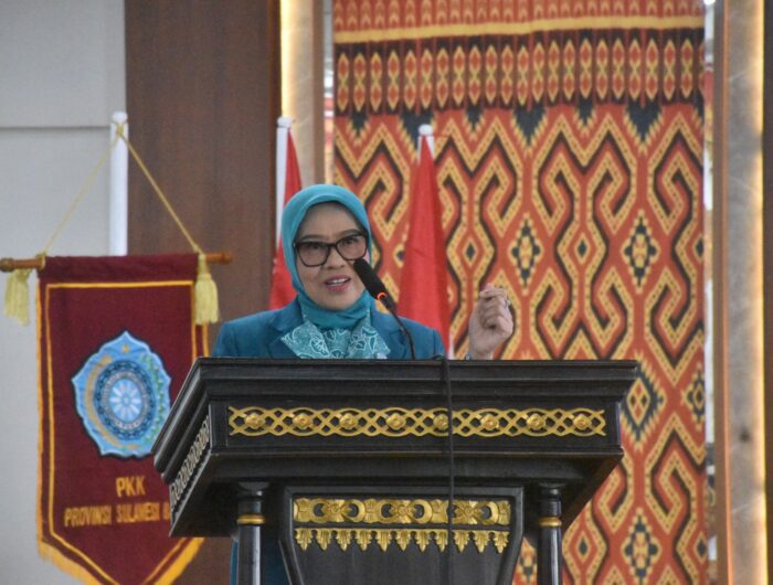Humas Pemkab, Ketua TP PKK Provinsi Sulbar, Harsinah Suhardi, saat memberikan arahan usai melantik Ketua TP PKK, Ketua Pembina Posyandu, dan Ketua Dekranasda Kabupaten Mamuju masa jabatan 2025–2030 di Aula Kantor Bupati Mamuju, Jumat (22/8/2025).