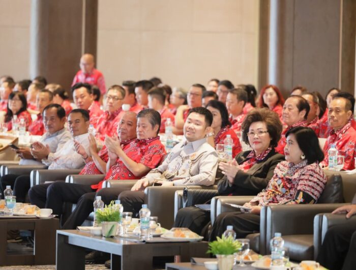Para pengurus dan anggota paguyuban mengikuti agenda konsolidasi dan pembahasan arah kerja kepengurusan baru pada Musprov VI PSMTI Sulsel di Rinra Hotel, Makassar, Sabtu (23/8/2025).