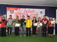 Sumber Foto: Humas Pemprov, Para penerima penghargaan berpose bersama usai pembukaan Festival Literasi 2025 yang digelar DKPD Mamasa, Kamis (21/8/2025).