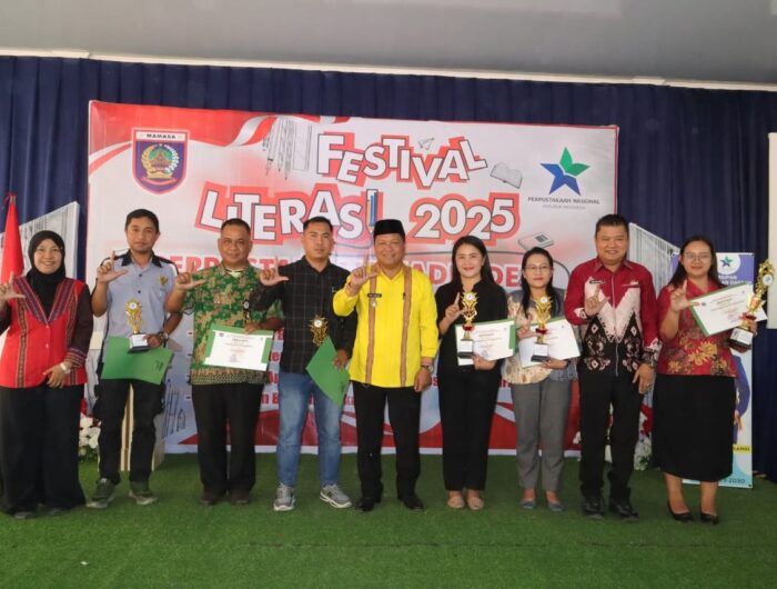 Sumber Foto: Humas Pemprov, Para penerima penghargaan berpose bersama usai pembukaan Festival Literasi 2025 yang digelar DKPD Mamasa, Kamis (21/8/2025).
