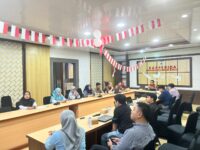 Sumber Foto : Humas Pemprov, Suasana rapat tindak lanjut SK Daftar Data 2025 di Ruang RPJMD Kantor Bapperida Sulbar, membahas penguatan tata kelola data untuk penyusunan RKPD Sulbar 2027. Jumat (22/8/2025).