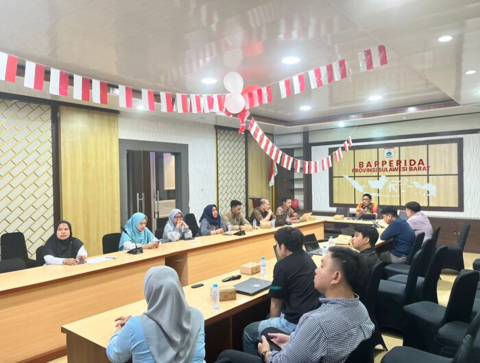 Sumber Foto : Humas Pemprov, Suasana rapat tindak lanjut SK Daftar Data 2025 di Ruang RPJMD Kantor Bapperida Sulbar, membahas penguatan tata kelola data untuk penyusunan RKPD Sulbar 2027. Jumat (22/8/2025).