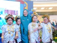 Melinda Aksa berfoto bersama empat penari cilik disabilitas yang mengenakan busana adat Sulsel, usai tampil di Gebyar PKK Hari Kesatuan Gerak (HKG) ke-53 di Atrium Trans Studio Mall Makassar, Minggu (24/8/2025).