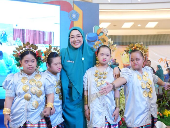 Melinda Aksa berfoto bersama empat penari cilik disabilitas yang mengenakan busana adat Sulsel, usai tampil di Gebyar PKK Hari Kesatuan Gerak (HKG) ke-53 di Atrium Trans Studio Mall Makassar, Minggu (24/8/2025).