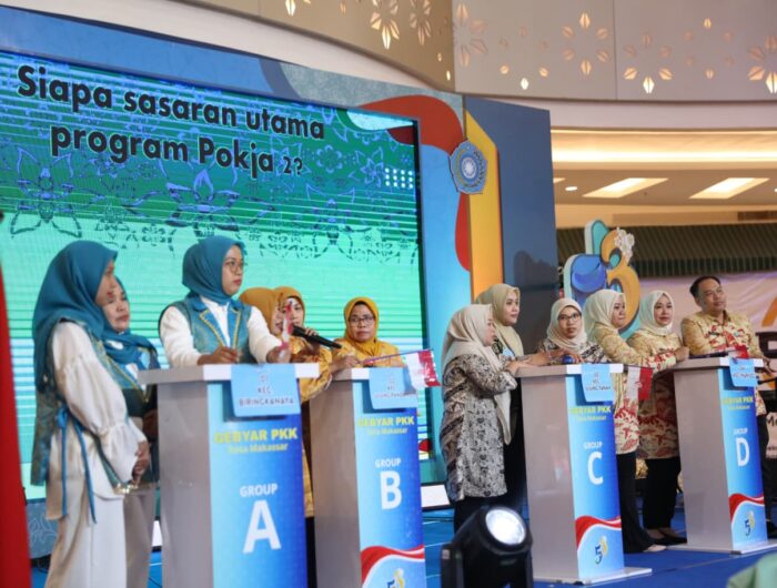 Para kader PKK dari berbagai kecamatan se-Kota Makassar mengikuti Lomba Cerdas Cermat 10 Program Pokok PKK pada Gebyar HKG PKK ke-53 yang digelar di Atrium Trans Studio Mall Makassar, Sabtu (23/8/2025).