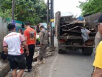 Petugas Satpol PP bersama tim kebersihan menertibkan lapak pedagang dan membersihkan sisa material di Jalan Dr. Leimena, Panakkukang, Makassar, Minggu (24/8/2025).