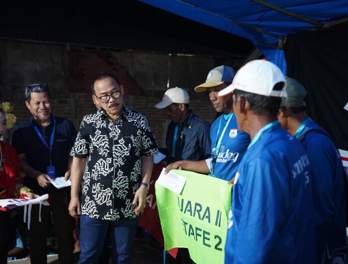 Gubernur Sulbar Suhardi Duka menyerahkan hadiah kepada pemenang Etape II Sandeq Silumba 2025 di Pantai Banua Sendana, didampingi panitia dan peserta lomba, Sabtu (23/8/2025) malam.