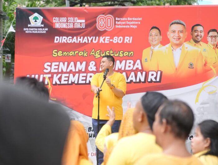 Munafri Arifuddin, Ketua DPD II Golkar Makassar, memberi sambutan di depan peserta senam dan lomba HUT ke-80 RI dalam rangkaian kegiatan “Semarak Agustusan” digelar DPD II Golkar Makassar di Jalan Lasinrang, Minggu (24/8/2025).
