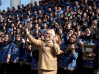 Sumber Foto : Pemkab Mamuju, Bupati Mamuju, Sitti Sutinah Suhardi, berfoto bersama ratusan PPPK usai penyerahan SK pengangkatan di halaman kantor bupati, Senin (25/8/2025).