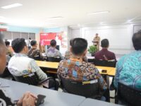 Wali Kota Makassar, Munafri Arifuddin, membuka tahapan asesmen dan seleksi JPT Pratama di Kantor LAN Antang, didampingi peserta seleksi yang mengikuti proses dengan fokus. Senin (25/8/2025).