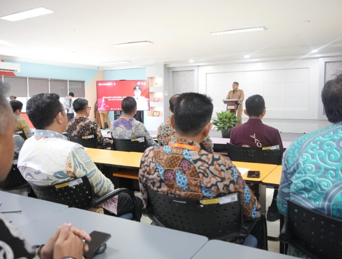 Wali Kota Makassar, Munafri Arifuddin, membuka tahapan asesmen dan seleksi JPT Pratama di Kantor LAN Antang, didampingi peserta seleksi yang mengikuti proses dengan fokus. Senin (25/8/2025).