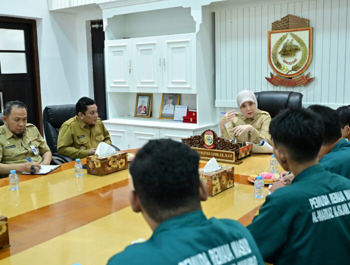 Wakil Wali Kota Makassar, Aliyah Mustika Ilham, memberikan arahan kepada Pemuda Remaja Masjid Al-Markaz Al-Islami Jenderal M. Jusuf di Ruang Wakil Wali Kota. Senin, (25/8/2025).