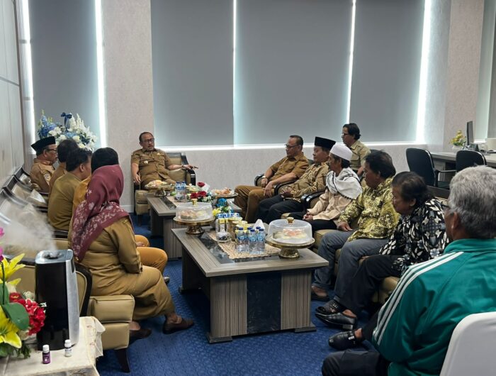 Sumber Foto : Humas Pemprov, Gubernur Sulbar Suhardi Duka memimpin pertemuan dengan tokoh masyarakat dari Desa Kasambang dan Kuridi di ruang kerja Gubernur, membahas penyelesaian konflik melalui musyawarah adat, Senin (25/8/2025).