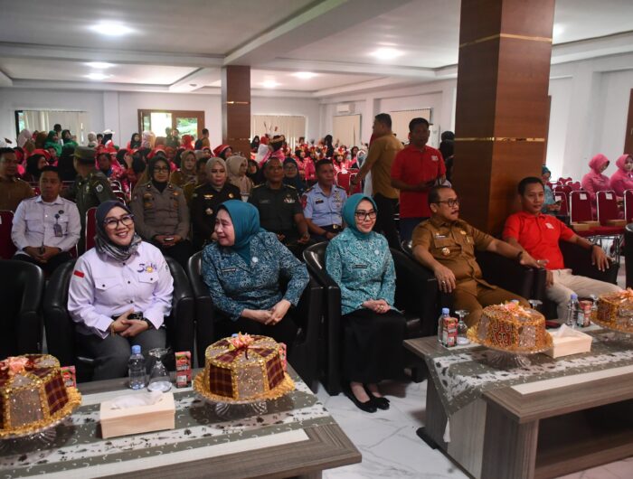 Sumber Foto : Humas Pemprov, Ketua TP PKK Sulbar Harsinah Suhardi (tengah) bersama tamu undangan dalam acara roadshow Akademi ABC di Aula Marasa Corner, Komplek Gubernur Sulbar, Mamuju. Senin (25/8/2025).