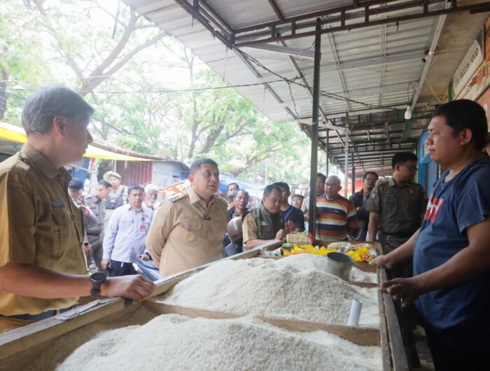 Wali Kota Makassar, Munafri Arifuddin (tengah, berbaju cokelat), melakukan sidak dan pengawasan terpadu harga pangan di Pasar Pabaeng-baeng, Jl Sultan Alauddin, Kecamatan Tamalate, Kota Makassar, Senin (25/8/2025).