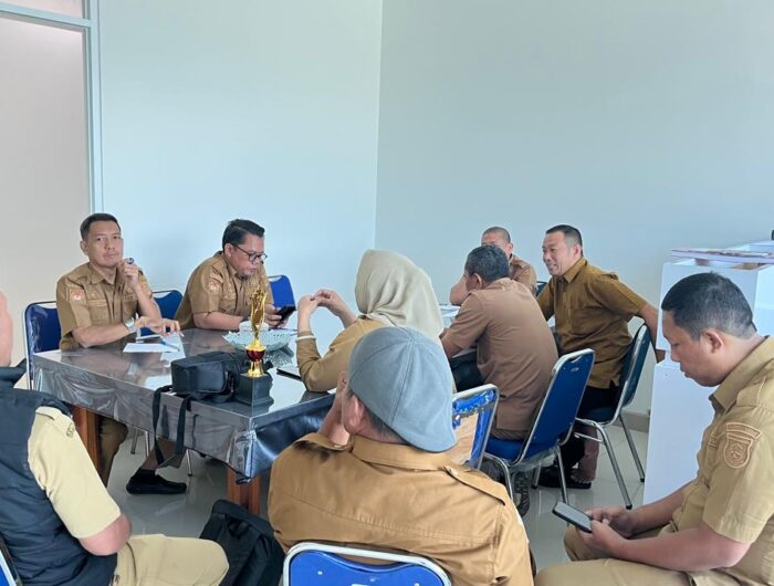 Sumber Foto : Humas Pemprov, Suasana rapat koordinasi persiapan Rapat Paripurna Istimewa Hari Jadi ke-21 Provinsi Sulawesi Barat di ruang kerja Kabag Persidangan Sekretariat DPRD Sulbar, Jl. Abd. Malik Pattana Endeng, Rangas Mamuju, Senin (25/8/2025).