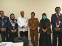 Sumber Foto : Humas Pemprov, Foto bersama peserta dan penguji Seminar Rancangan Aksi Perubahan (PKA) Angkatan I lingkup Pemprov Sulbar, Pusdiklat BPSDM Sulbar, Mamuju, Jl Poros Majene - Mamuju, Kelurahan Sinyonyoi, Kecamatan Kalukku, Mamuju, Sulbar. Tampak Kepala BPSDM Sulbar, drg. Asran Masdy (pdh coklat), bersama pejabat dan peserta seminar, Selasa, (26/8/2025).