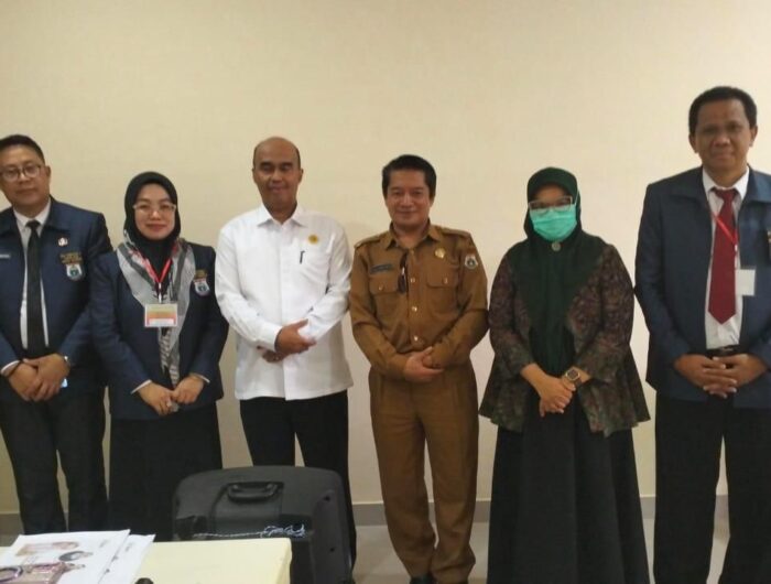 Sumber Foto : Humas Pemprov, Foto bersama peserta dan penguji Seminar Rancangan Aksi Perubahan (PKA) Angkatan I lingkup Pemprov Sulbar, Pusdiklat BPSDM Sulbar, Mamuju, Jl Poros Majene - Mamuju, Kelurahan Sinyonyoi, Kecamatan Kalukku, Mamuju, Sulbar. Tampak Kepala BPSDM Sulbar, drg. Asran Masdy (pdh coklat), bersama pejabat dan peserta seminar, Selasa, (26/8/2025).