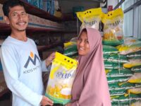 Muhammad Fadhil (36), pendamping SDM PKH sekaligus pelaku UMKM di Kabupaten Gowa, saat menyalurkan beras SPHP kepada warga di Kecamatan Pattallassang, Selasa (26/8/2025).