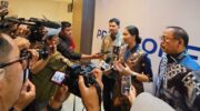 Sumber Foto : Humas Pemprov, Wamenpar Ni Luh Enik Ermawati memberikan keterangan kepada awak media usai menyaksikan event Sandeq Silumba 2025 di Mamuju, Sulawesi Barat, Selasa (26/8/2025). Didampingi SDK (kanan), Wamenpar menyatakan komitmen pemerintah pusat untuk mendukung promosi event budaya khas Mandar ini ke kancah nasional maupun internasional.