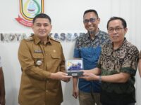 Sumber Foto : Humas Pemkot, Wali Kota Makassar, Munafri Arifuddin (kiri), menerima cinderamata dari perwakilan perusahaan transportasi saat audiensi di Balai Kota Makassar, Selasa (26/8/2025).