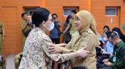 Sumber Foto : Humas Pemkot, Wakil Wali Kota Makassar, Aliyah Mustika Ilham, terlihat sedang berinteraksi dengan salah satu perwakilan dari kementerian di acara Rapat Koordinasi Percepatan Eliminasi Tuberkulosis (TBC) di Sasana Bhakti Praja, Kantor Kemendagri, Jakarta Pusat, Selasa (26/8/2025).