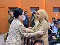Sumber Foto : Humas Pemkot, Wakil Wali Kota Makassar, Aliyah Mustika Ilham, terlihat sedang berinteraksi dengan salah satu perwakilan dari kementerian di acara Rapat Koordinasi Percepatan Eliminasi Tuberkulosis (TBC) di Sasana Bhakti Praja, Kantor Kemendagri, Jakarta Pusat, Selasa (26/8/2025).