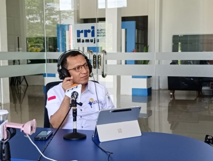 Sumber Foto : Humas Pemprov, Plt Kepala Diskominfo SP Sulbar, Muhammad Ridwan Djafar saat menjadi narasumber Dialog Interaktif Mamuju Siang di RRI Mamuju, dengan tema “Membangun Sistem Pengukuran Kinerja ASN yang Efektif Melalui Digitalisasi”, Selasa (26/8/2025).