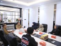Sumber Foto : Humas Pemkot, Sekda Makassar Andi Zulkifly bertemu manajemen Kabar Makassar untuk bahas kolaborasi, sekaligus menerima undangan HUT ke-16 media tersebut. Selasa (26/8/2025).