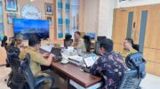 Sumber Foto : Humas Pemprov, Plt. Kepala Biro Pemkesra Sulbar, Murdanil, pimpin rapat koordinasi membahas persiapan Ranpergub Beasiswa Pemprov Sulbar dan kerja sama dengan STAIN Majene di ruang rapatnya. Selasa (26/8/2025).