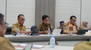 biar nda terlalu panjang bang Sumber Foto : Humas Pemprov, Pejabat dan staf Pemprov Sulbar mengikuti Rapat Verifikasi RKA SKPD di Ruang Oval Kantor Gubernur. Selasa (26/8/2025), Tampak fokus pada tablet dan dokumen masing-masing, memastikan penyusunan APBD 2026 sesuai prioritas.